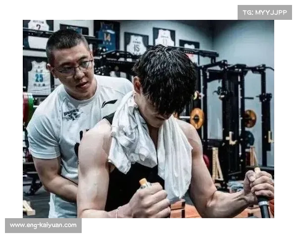 蔡老板场边热情击掌曾凡博叮嘱教练多给机会展现年轻力量